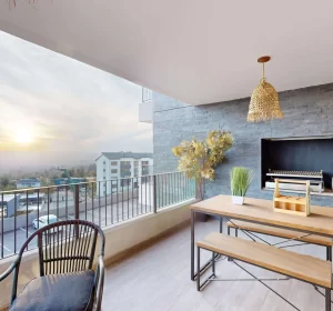 Amplia terraza con parrilla integrada en deparmentos en venta en La Florida