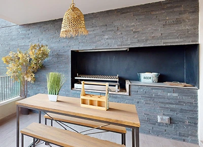 quincho integrado en amplia terraza con vista panorámica