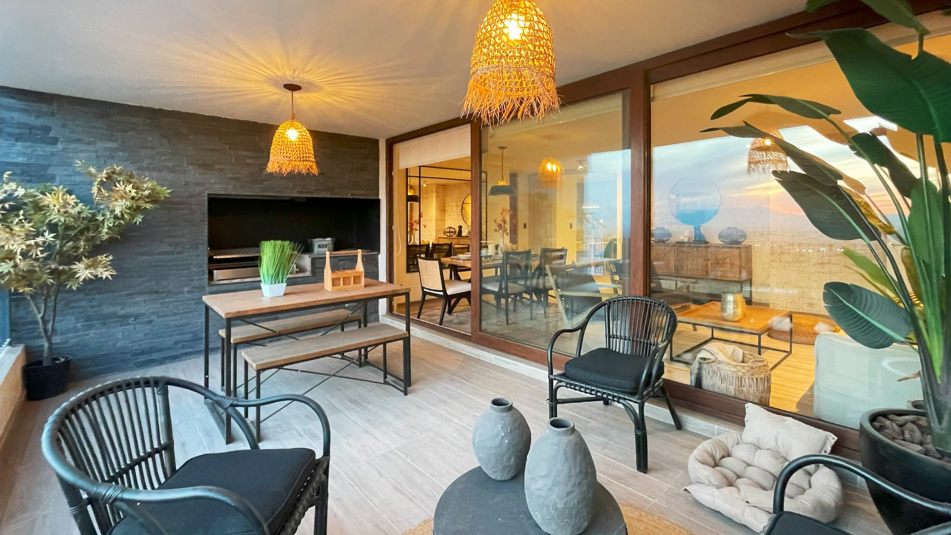 Amplia terraza con quincho integrado, con vista panorámica al poniente