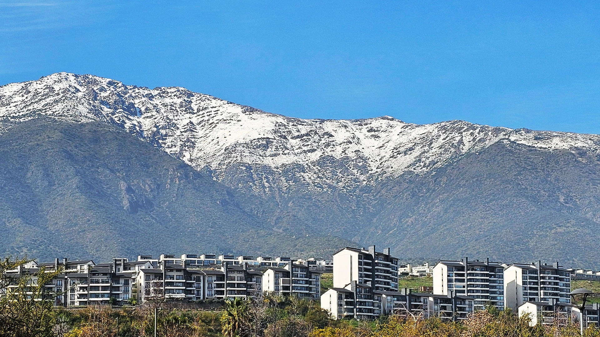 Condominio de departamentos en venta en La Florida, con vista a la Cordillera nevada