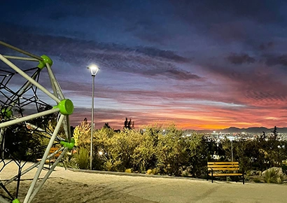 Juegos infantiles en el parque interior del condominio