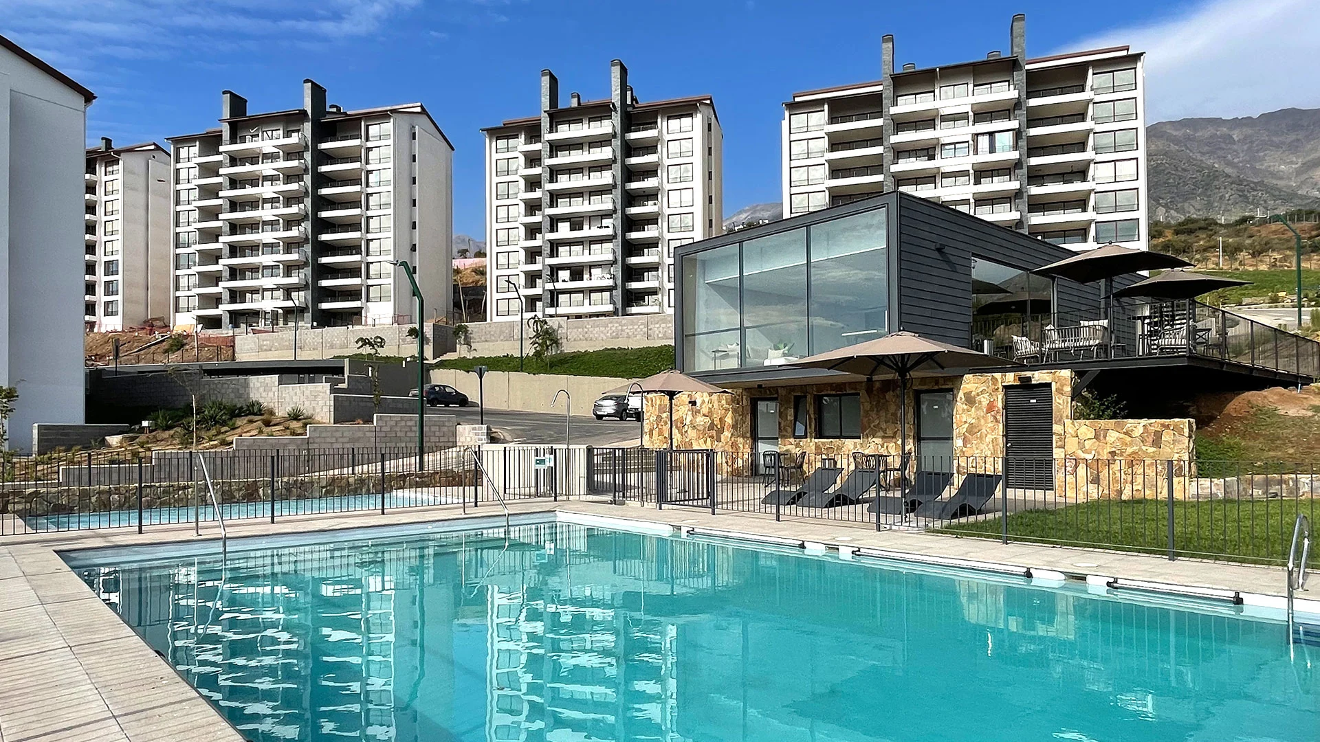 Proyecto Altavista IV en La Florida con piscina, quincho y edificios modernos de departamentos.