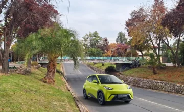 Auto eléctrico recorriendo una de las calles principales de Ñuñoa