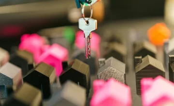 Figuras plásticas de casas y una llave de vivienda