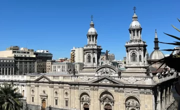 Plaza de Armas de Santiago Centro con la Catedral Metropolitana