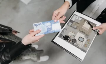 Persona invirtiendo en un departamento